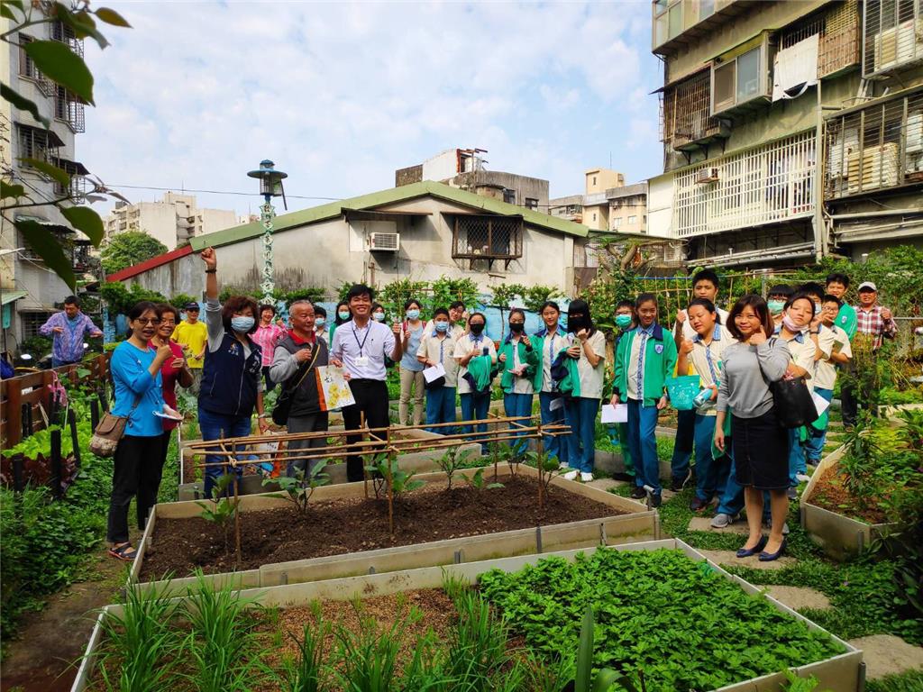 教育園丁的話圖片新永昌社區發展協會與古亭國中師生至歡喜菜園探討民眾參與社區營造的過程。
