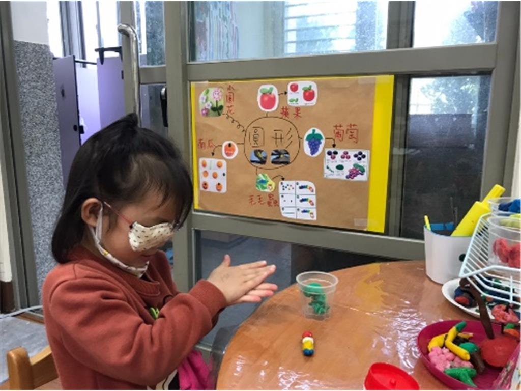 教育園丁的話圖片幼兒在黏土區，依照黏土的指示圖自我學習進行操作。