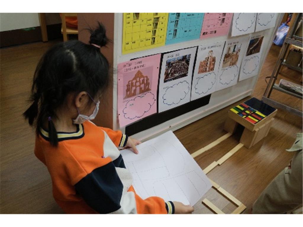 教育園丁的話圖片幼兒完成積木作品後，運用繪圖方式將作品記錄下來，同時提升空間知能及繪畫技巧。