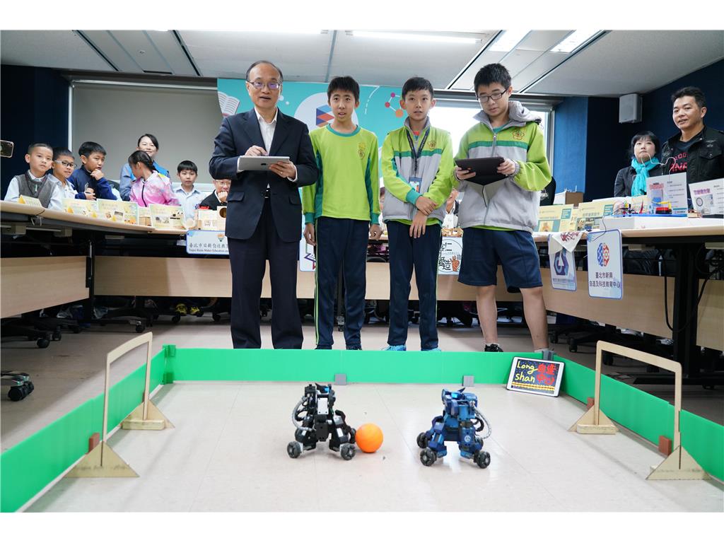 教育園丁的話圖片曾局長與學生透過平板進行格鬥機器人對戰